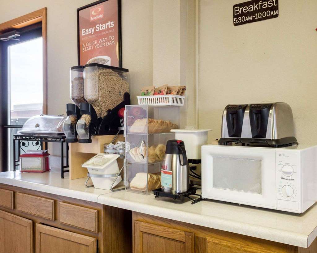 Econo Lodge Watertown Restaurace fotografie